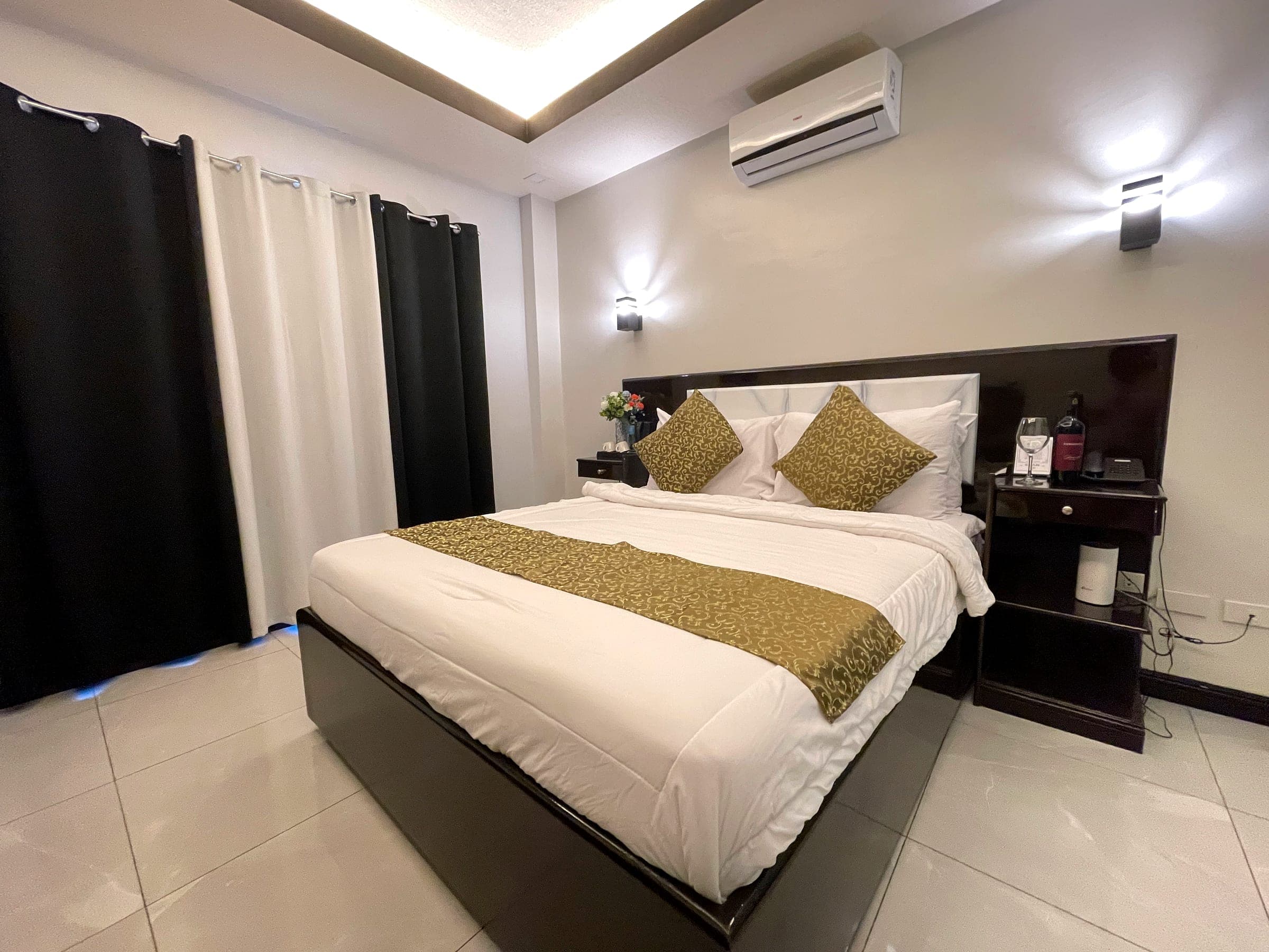 JV Deluxe Room, photograph 3 of 5
