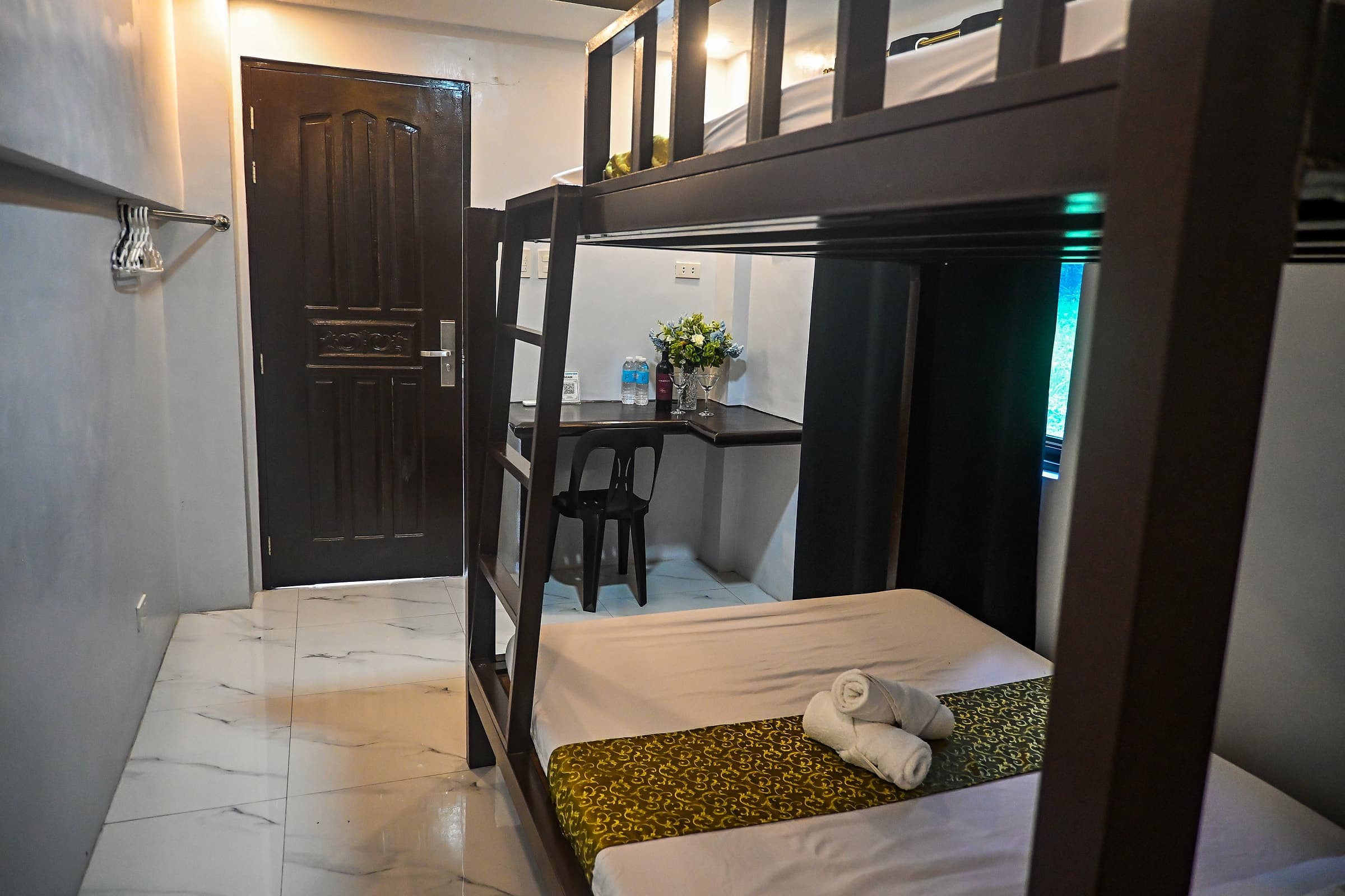 JV Double Deck Room, photograph 2 of 3