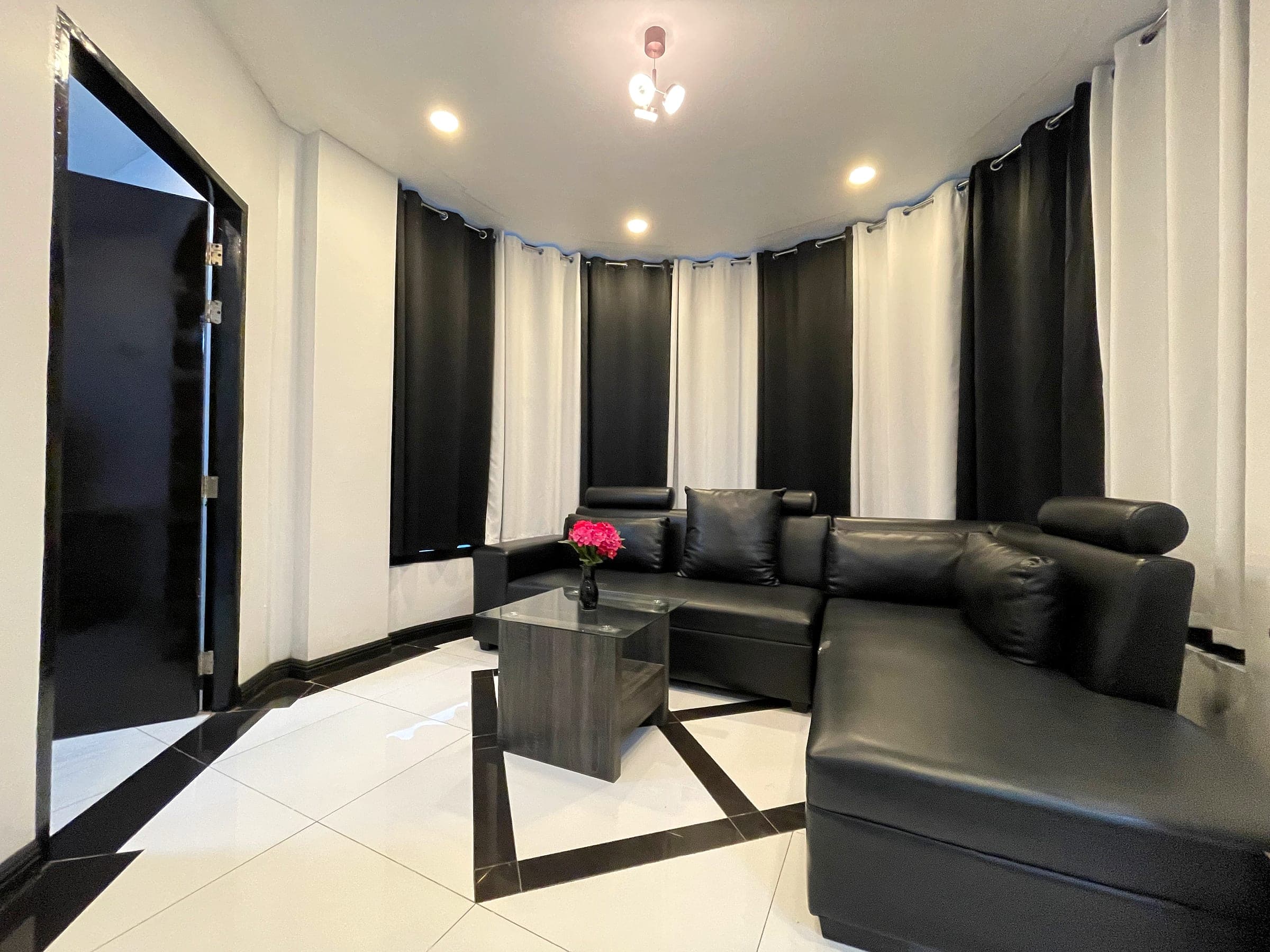 JV Family Room, photograph 1 of 14