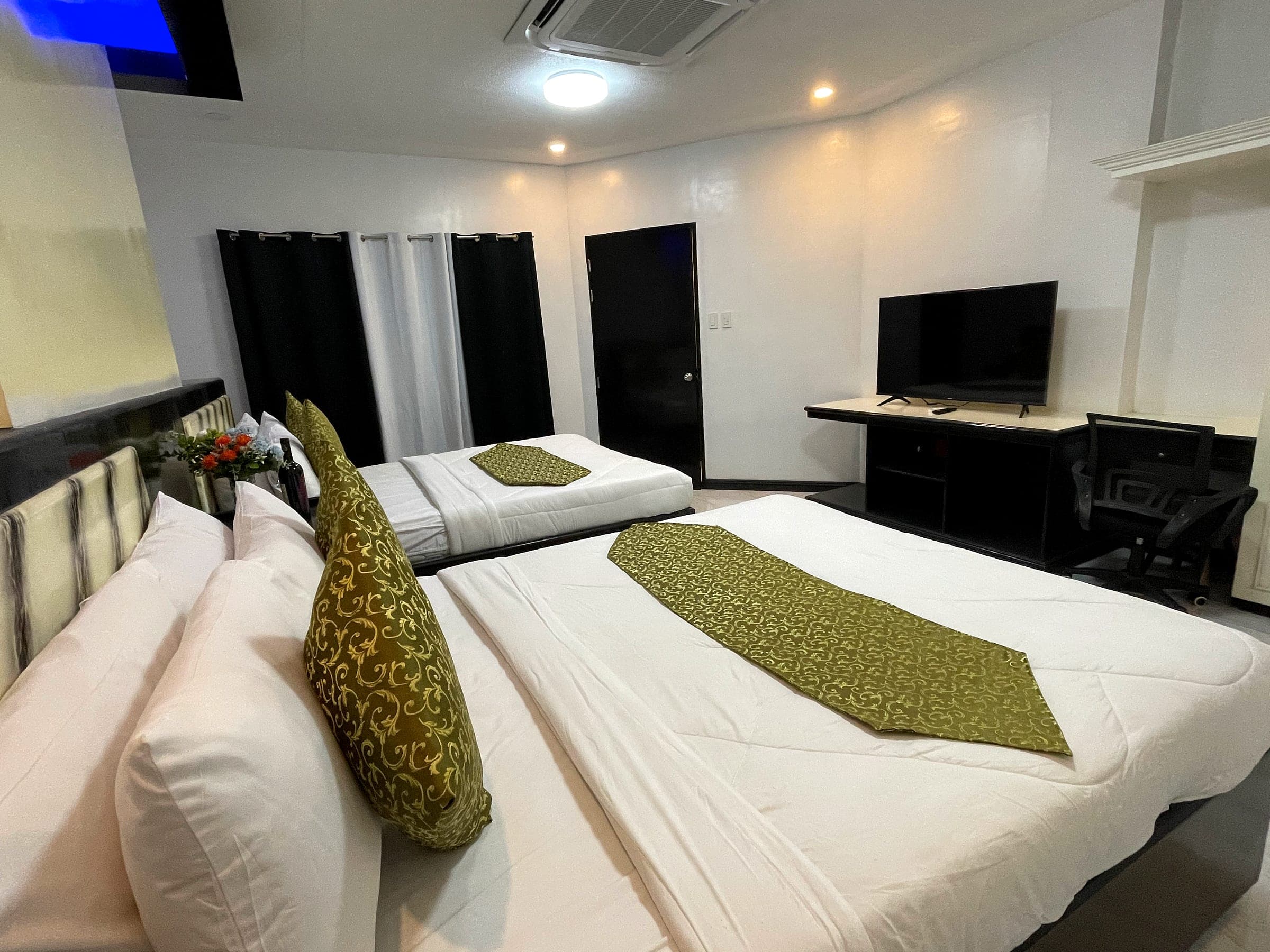 JV Family Room, photograph 12 of 14