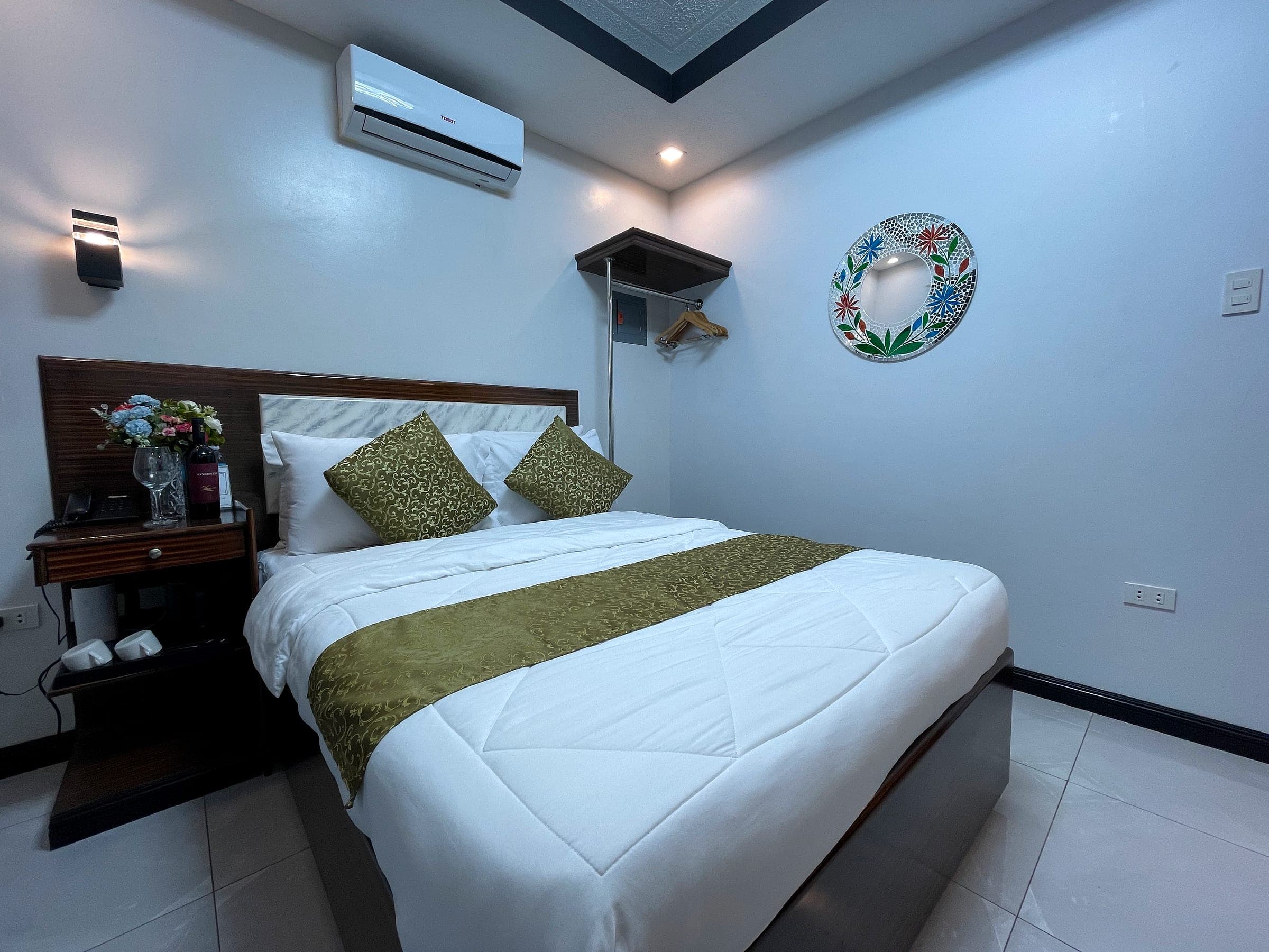 JV Suite Room, photograph 2 of 8